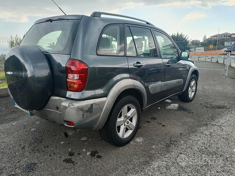 Usata Toyota RAV4 116 CV (85 kW) 2004 Grigio SUV