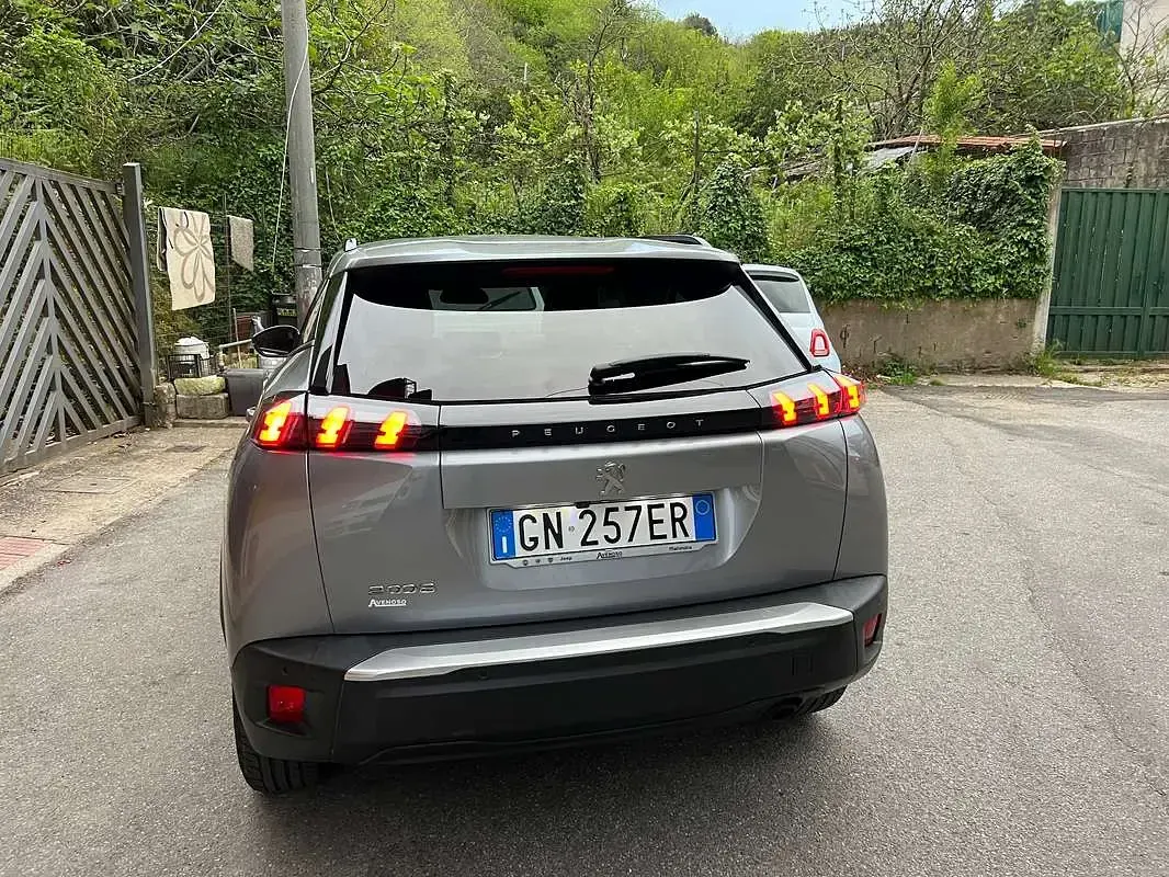 Usata Peugeot 2008 Allure 102 CV (75 kW) 2023 SUV