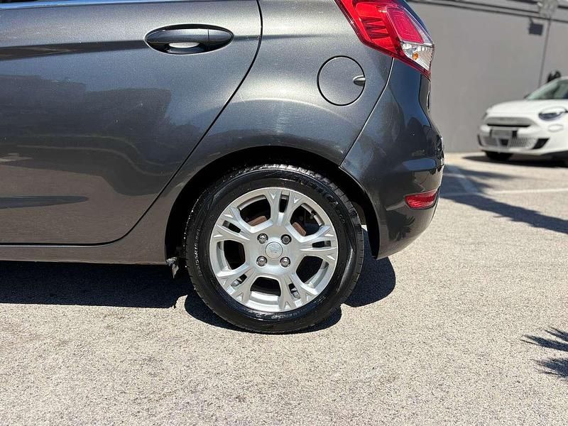 Usata Ford Fiesta Titanium 75 CV (55 kW) 2015 Grigio Berlina