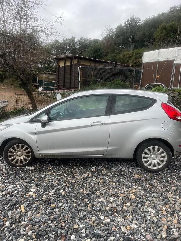 Grigio Usata 2011 Ford Fiesta Due volumi | 3000 € (Ottimo prezzo) - Immagine 1/4