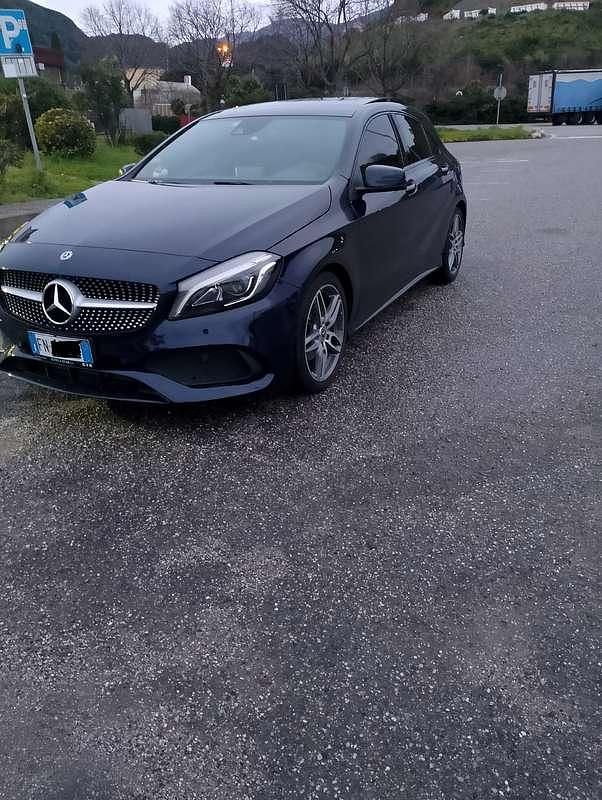 Usata Mercedes A180 Premium 109 CV (80 kW) 2018 Blu/azzurro Berlina
