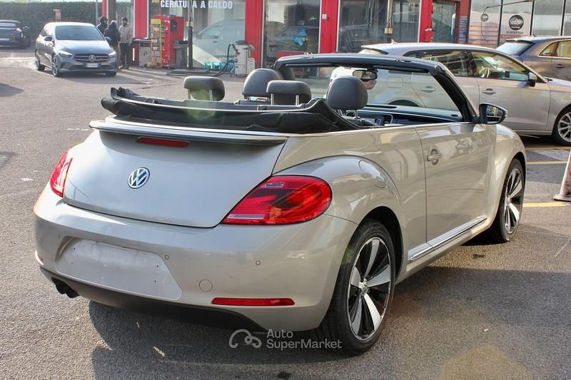 Usata VW Beetle Cabriolet 160 CV (117 kW) 2014 Marrone Cabrio