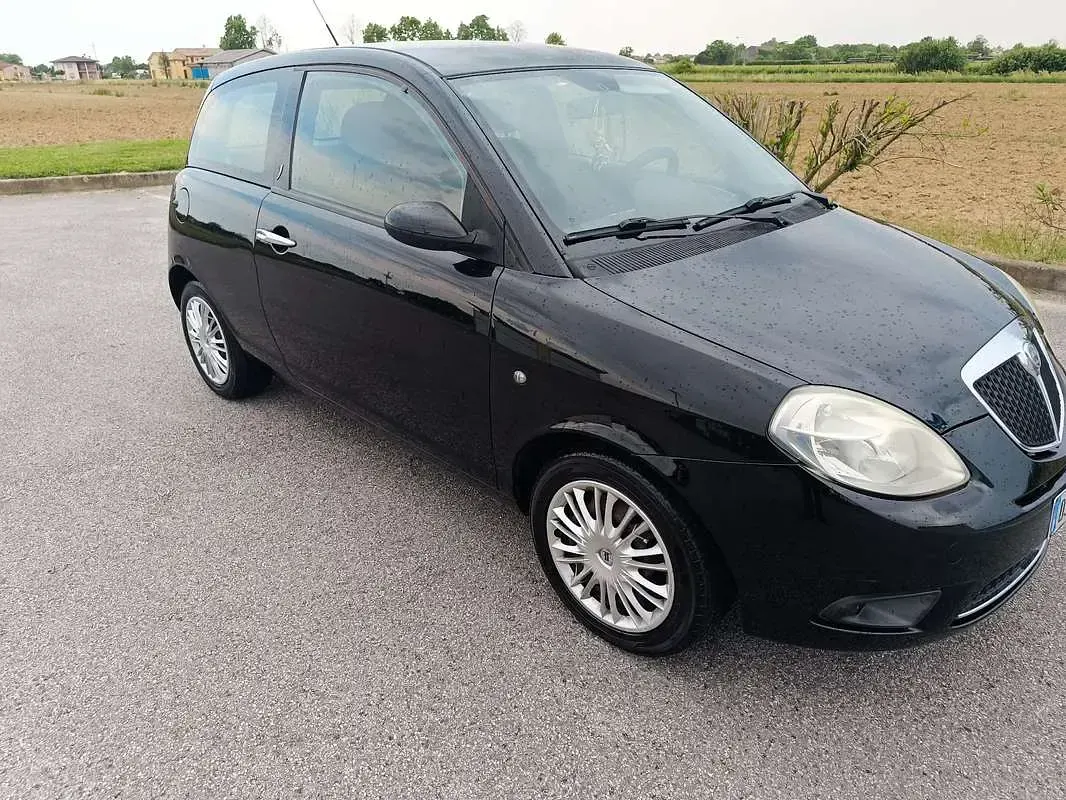 Usata Lancia Ypsilon 60 CV (44 kW) 2008 Nero Utilitaria