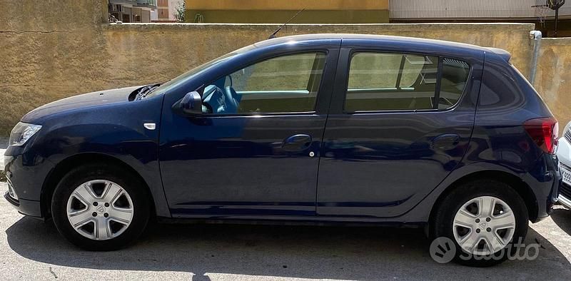 Usata 2020 Dacia Sandero Due volumi | 10.000 € (Buon prezzo) - Immagine 1/4