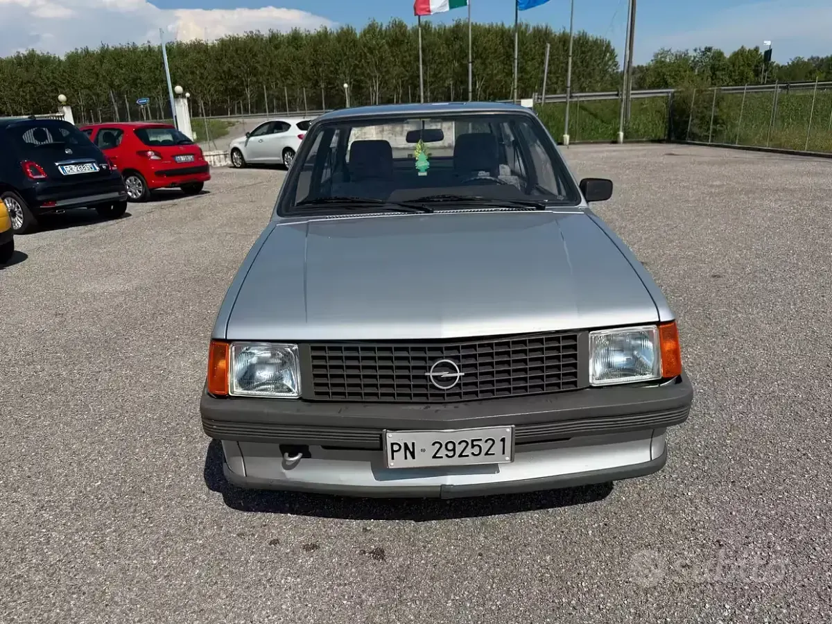 Usata Opel Corsa 45 CV (33 kW) 1983 Grigio Berlina
