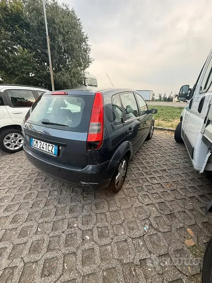 Usata Ford Fiesta 80 CV (58 kW) 2004 Grigio Utilitaria
