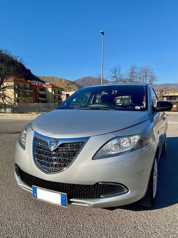Usata Lancia Ypsilon Platinum 69 CV (50 kW) 2011 Argento Utilitaria