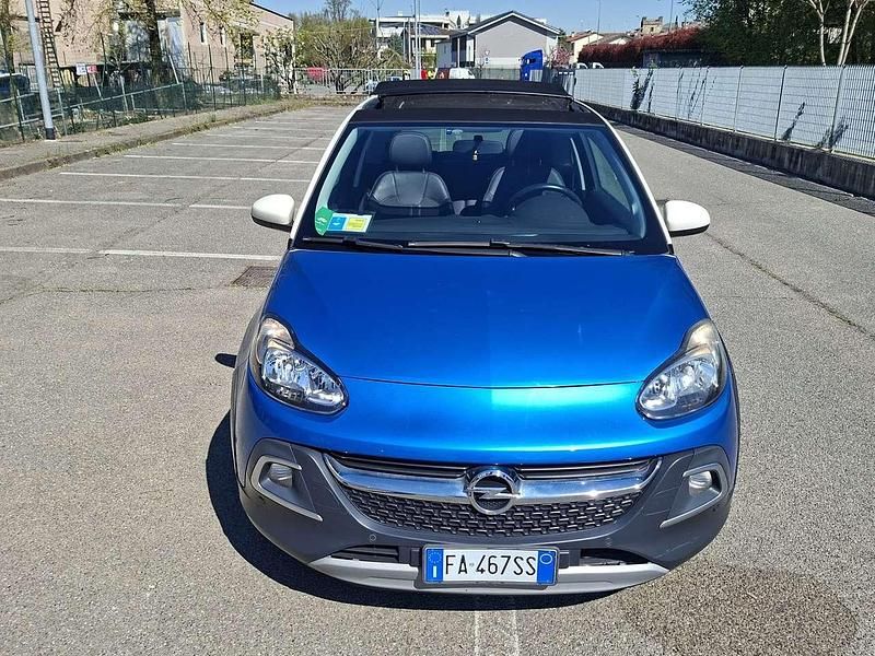 Usata Opel Adam Rocks 69 CV (50 kW) 2015 Blu/azzurro Utilitaria