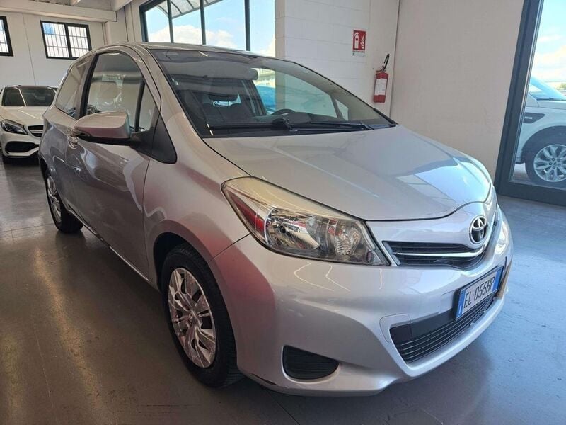 Usata Toyota Yaris Active 99 CV (72 kW) 2012 Argento Utilitaria