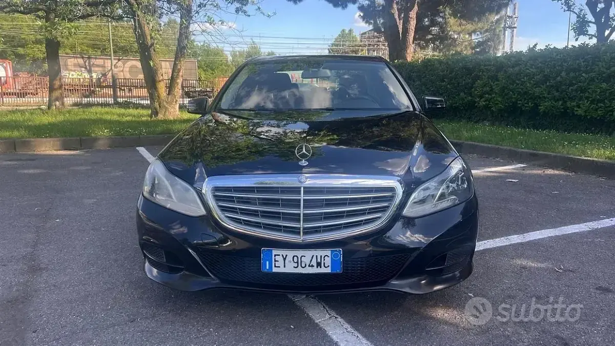 Usado Mercedes E200 Premium 136 CV (100 kW) 2015 Negro Berlina