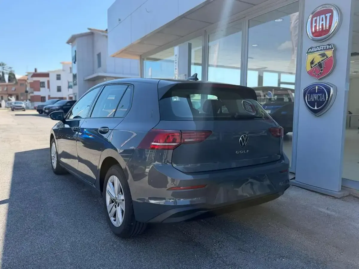 Usata VW Golf VIII Life 116 CV (85 kW) 2025 Grigio Berlina