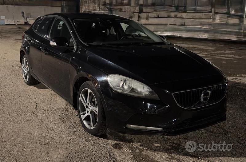 Usata Volvo V40 Inscription 120 CV (88 kW) 2017 Nero Berlina