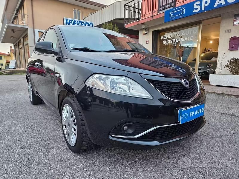 Usata Lancia Ypsilon 69 CV (50 kW) 2017 Nero Utilitaria