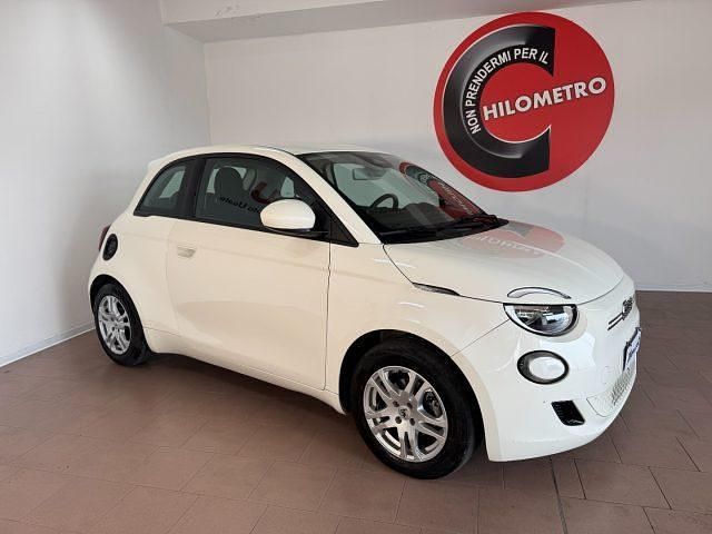 Usata Fiat 500e Action 69 kW (95 CV) 2022 Bianco panna Berlina