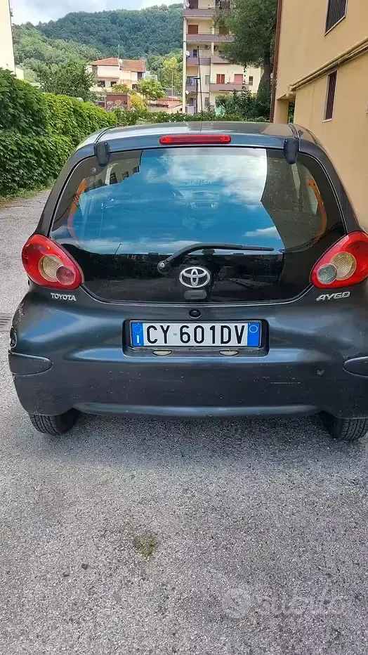Usata Toyota Aygo 68 CV (50 kW) 2005 Grigio Utilitaria