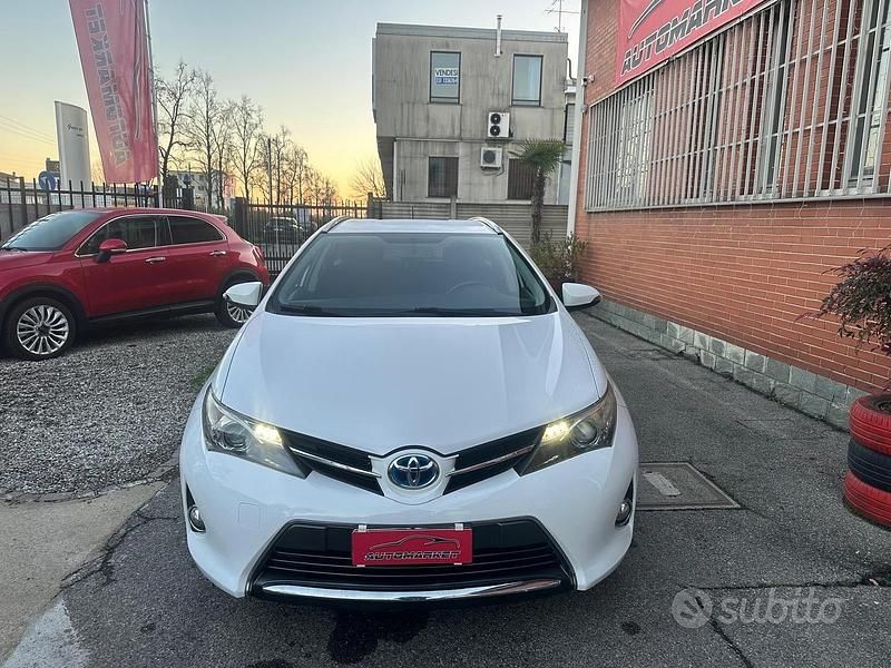 Usata Toyota Auris Touring Sports Lounge 99 CV (72 kW) 2015 Bianco Station wagon