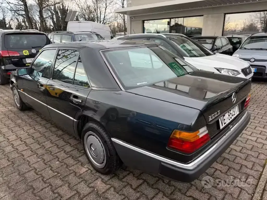 Usata Mercedes E200 122 CV (89 kW) 1991 Nero Berlina