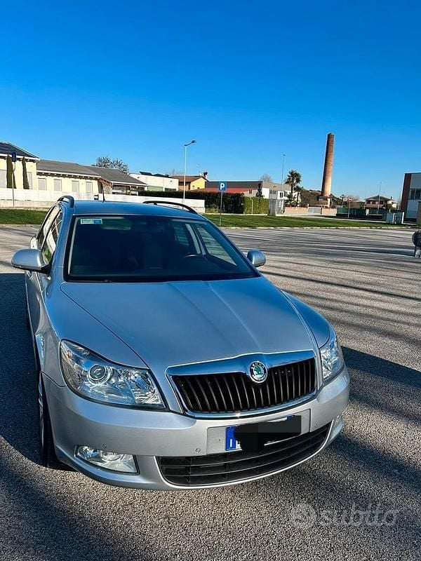 Grigio Usata 2011 Skoda Octavia Station wagon | 7800 € (Buon prezzo) - Immagine 1/4