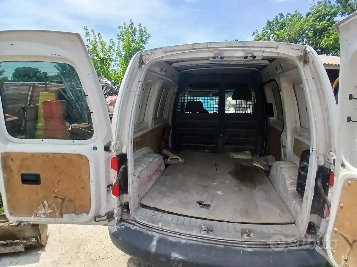 Usata VW Caddy 70 CV (51 kW) 2004 Bianco Monovolume