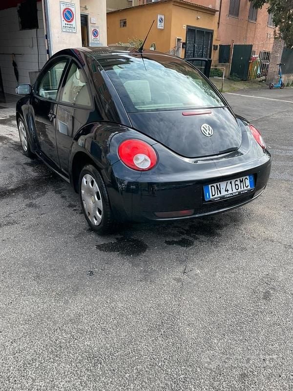 Usata VW New Beetle 102 CV (75 kW) 2008 Nero Utilitaria