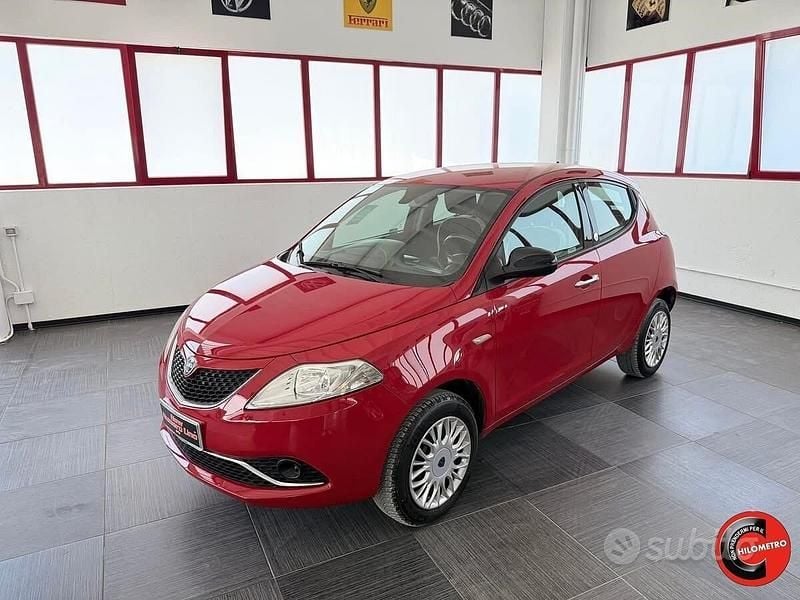 Usata Lancia Ypsilon 85 CV (62 kW) 2017 Rosso Utilitaria