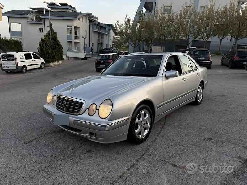 Usata Mercedes E270 Elegance 170 CV (125 kW) 2002 Grigio Berlina