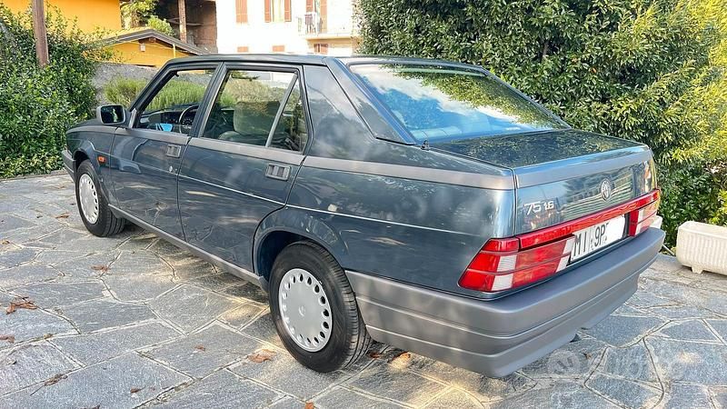Usata Alfa Romeo 75 110 CV (80 kW) 1990 Blu Berlina