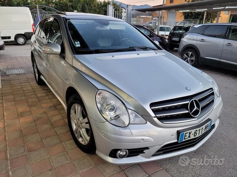 Grigio Usata 2009 Mercedes R320 Monovolume | 8990 € (Buon prezzo) - Immagine 1/4