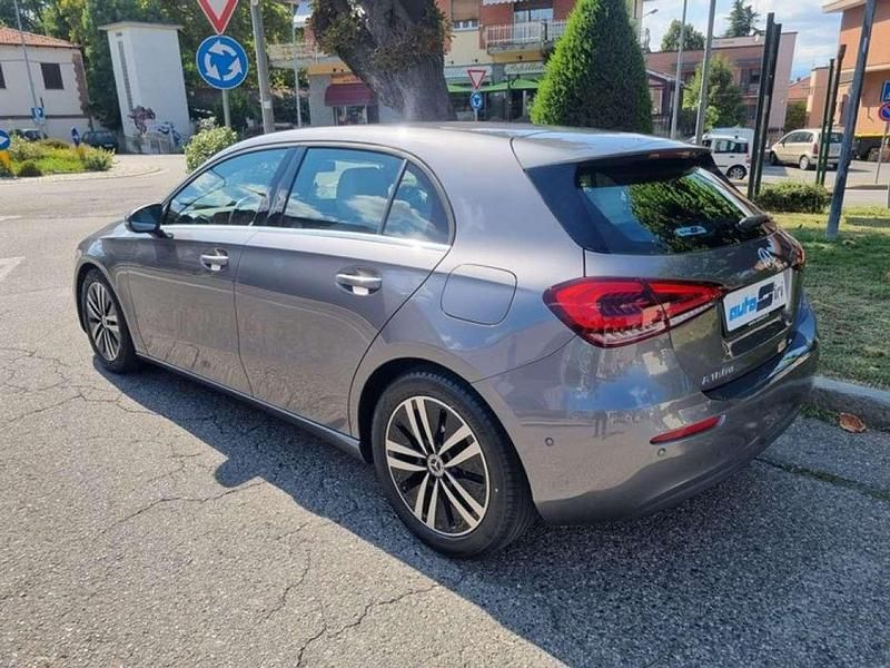 Usata Mercedes A180 Business 116 CV (85 kW) 2019 Grigio Berlina