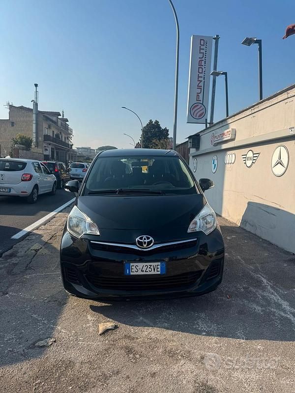 Usata Toyota Verso-S Lounge 99 CV (72 kW) 2013 Nero Monovolume