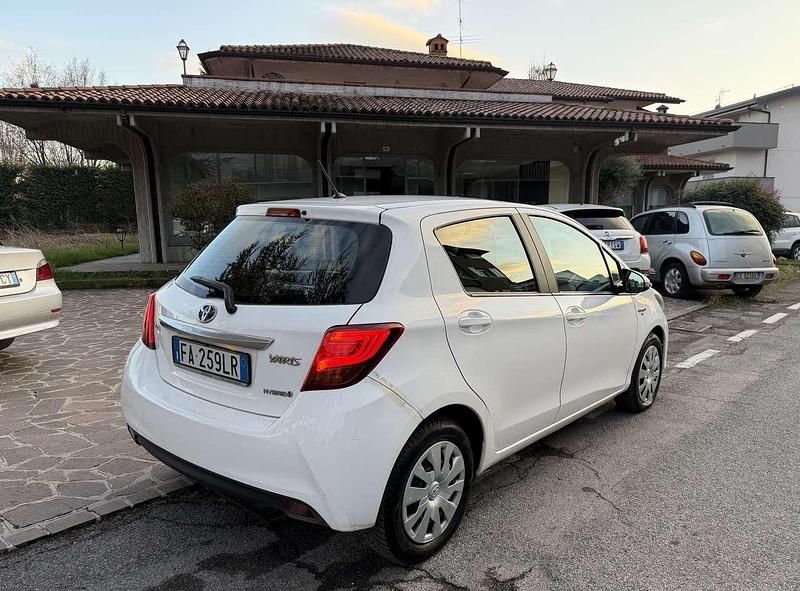 Usata Toyota Yaris Hybrid Cool 75 CV (55 kW) 2015 Bianco Berlina