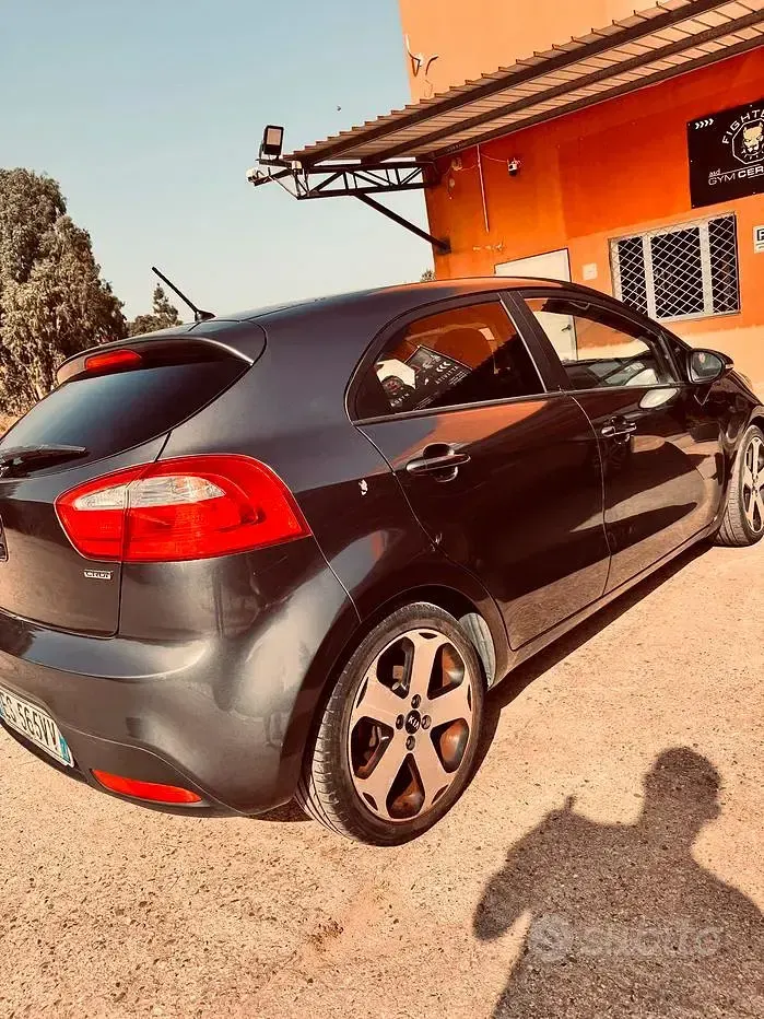 Usata Kia Rio 90 CV (66 kW) 2013 Grigio Berlina