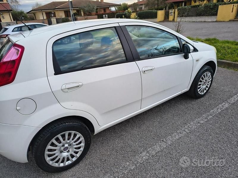 Usata Fiat Grande Punto 77 CV (56 kW) 2009 Bianco Utilitaria
