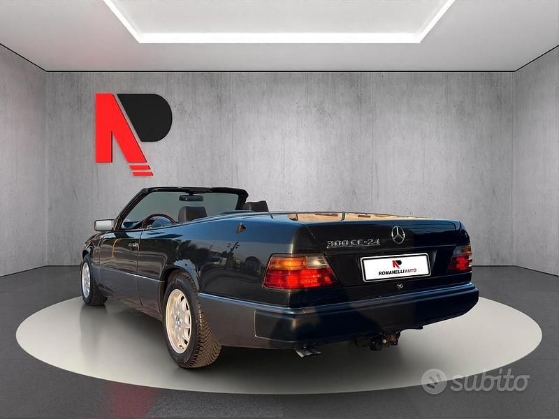 Usata Mercedes E300 Sportline 220 CV (161 kW) 1993 Nero Cabrio