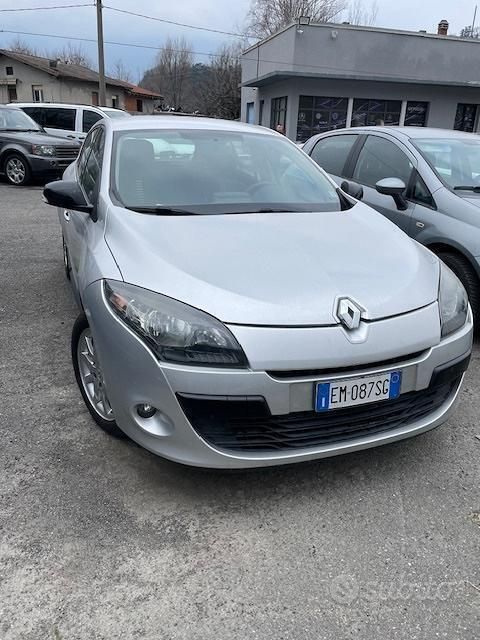 Grigio Usata 2012 Renault Mégane III Due volumi | 3900 € (Buon prezzo) - Immagine 1/4
