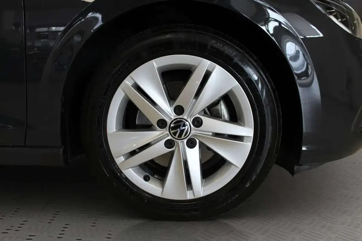Usata VW Golf VIII Life 116 CV (85 kW) 2024 Grigio Berlina