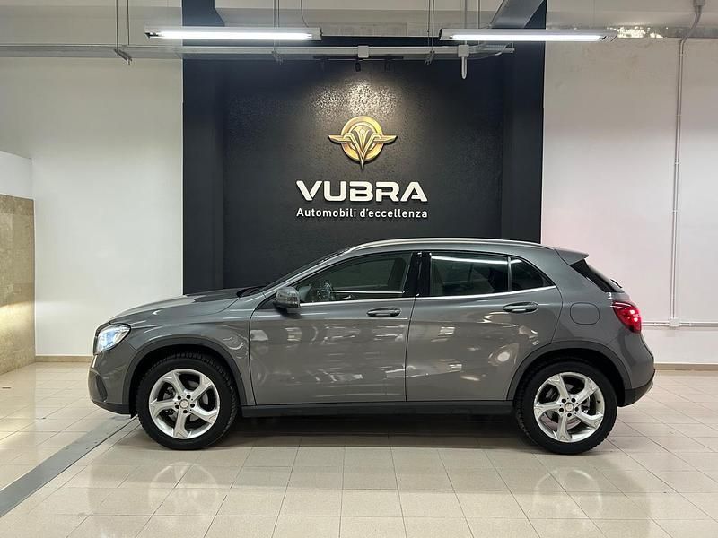 Usata Mercedes GLA180 109 CV (80 kW) 2017 Grigio SUV