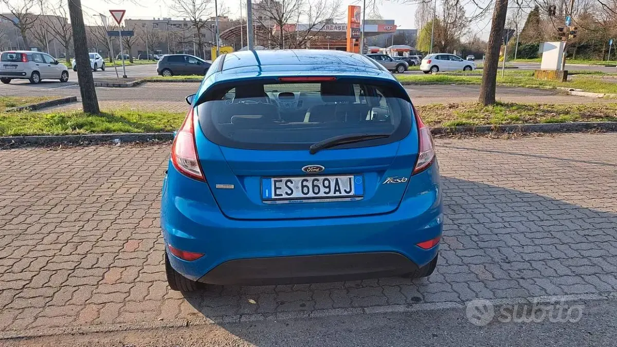 Usata Ford Fiesta 75 CV (55 kW) 2013 Blu Utilitaria