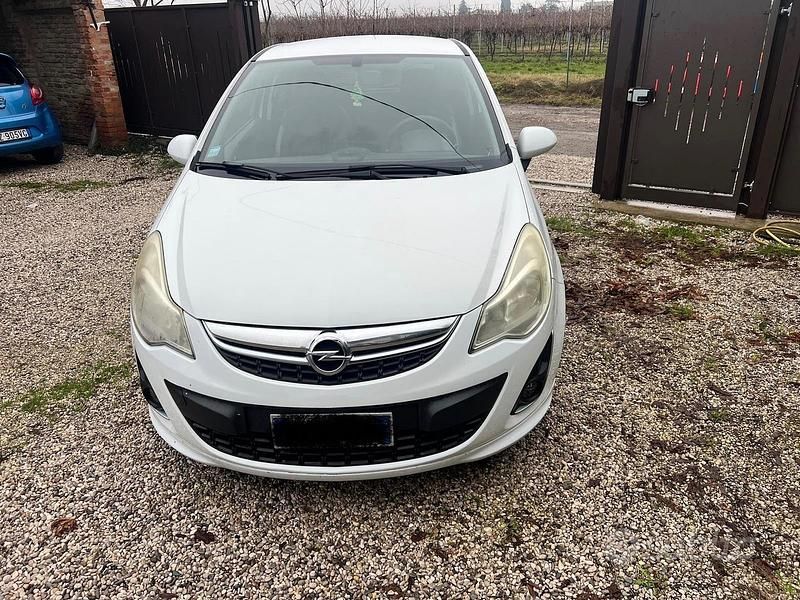 Bianco Usata 2013 Opel Corsa Tre volumi | 3700 € (Buon prezzo) - Immagine 1/4