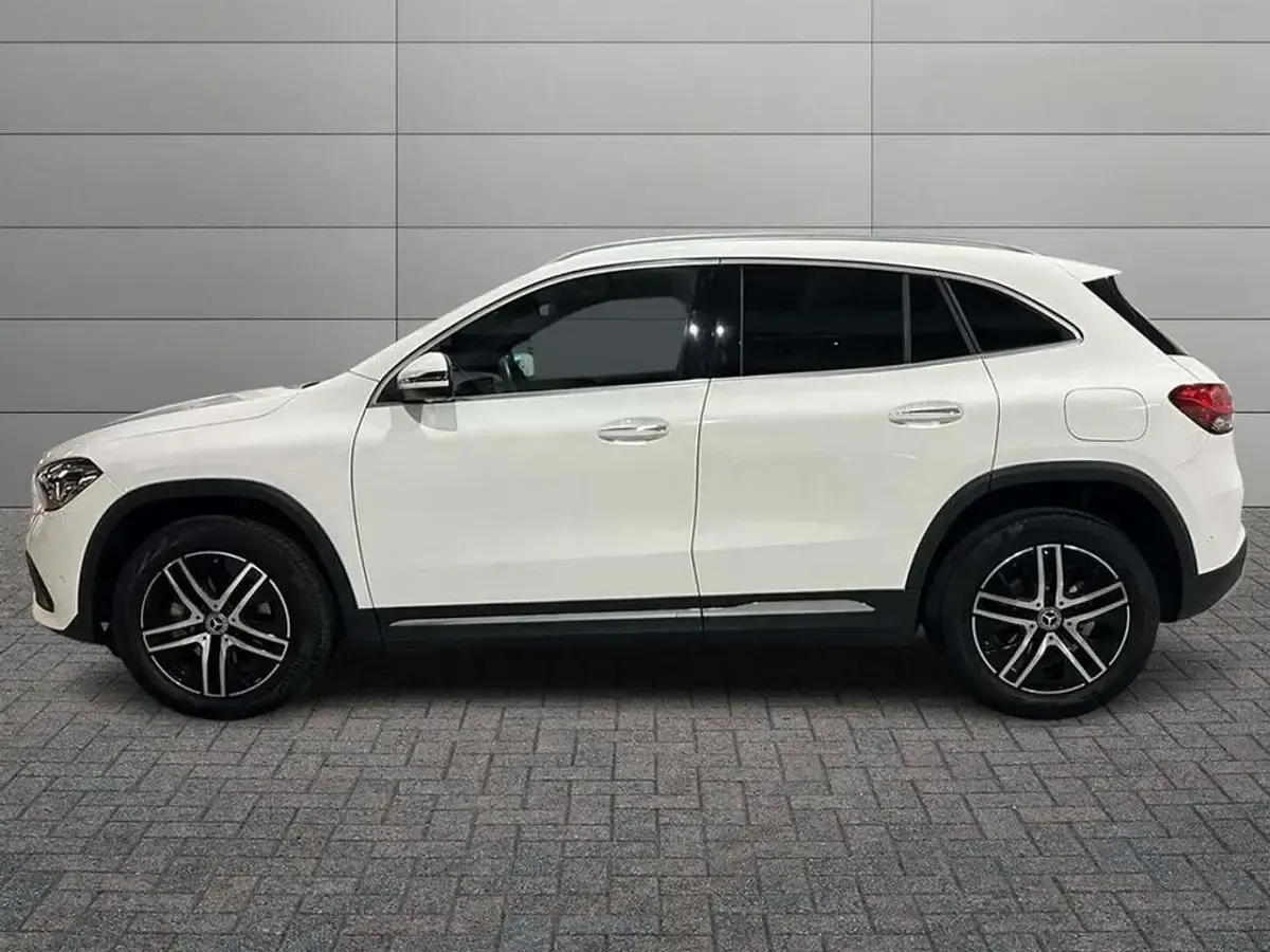 Usata Mercedes GLA180 116 CV (85 kW) 2023 Bianco polare SUV
