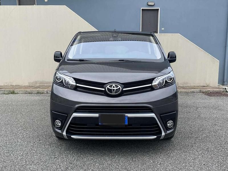 Grigio antracite metalizzato Usata 2022 Toyota Proace Verso Luxury Station wagon | 36.500 € (Buon prezzo) - Immagine 1/4