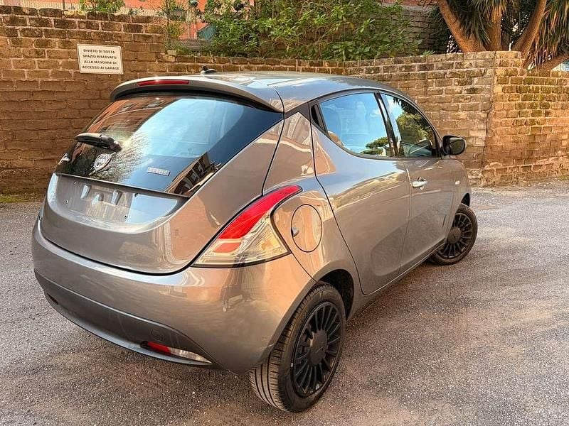 Usata Lancia Ypsilon 69 CV (50 kW) 2022 Grigio Utilitaria