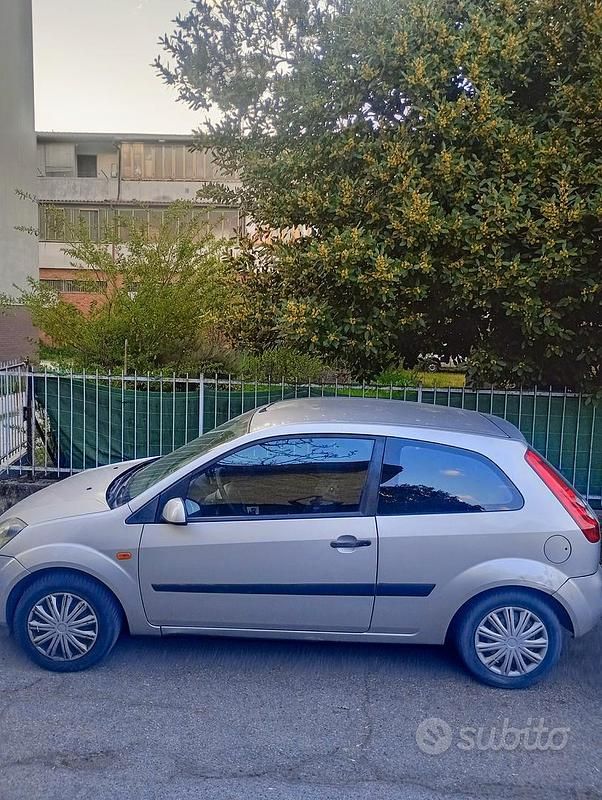 Usata Ford Fiesta Ghia 2006 Grigio Utilitaria
