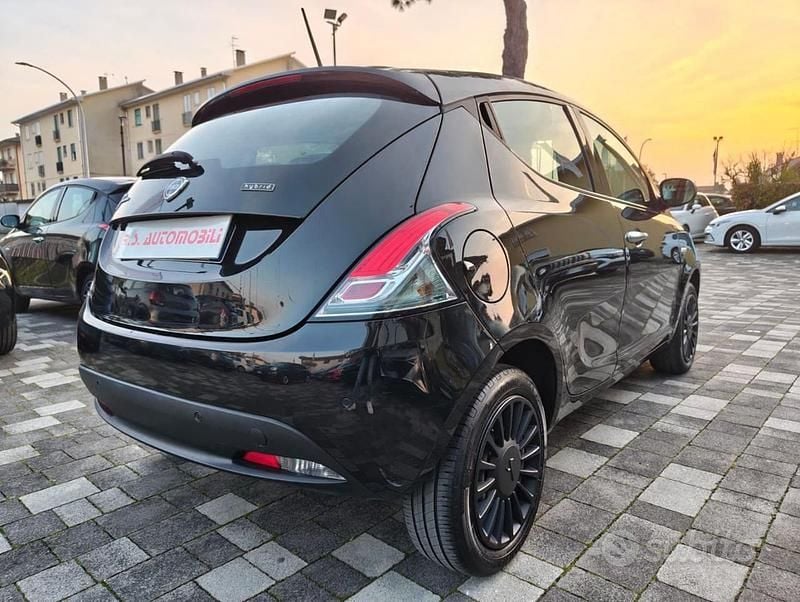 Usata Lancia Ypsilon 70 CV (51 kW) 2023 Grigio Utilitaria