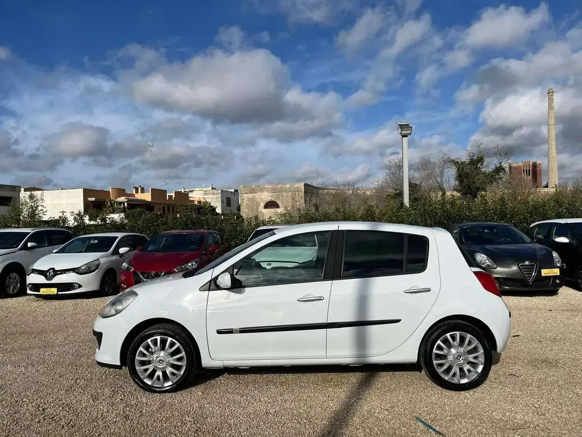 Usata Renault Clio II LE 75 CV (55 kW) 2008 Bianco Berlina