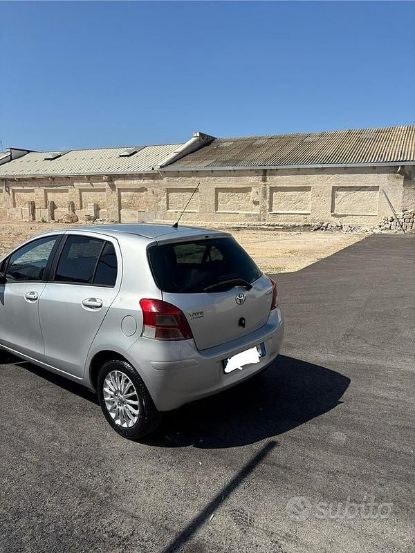 Usata Toyota Yaris 87 CV (63 kW) 2010 Grigio Utilitaria