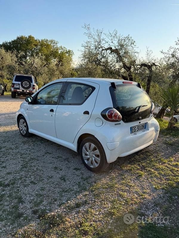 Usata Toyota Aygo Connect Style 67 CV (49 kW) 2014 Bianco Utilitaria