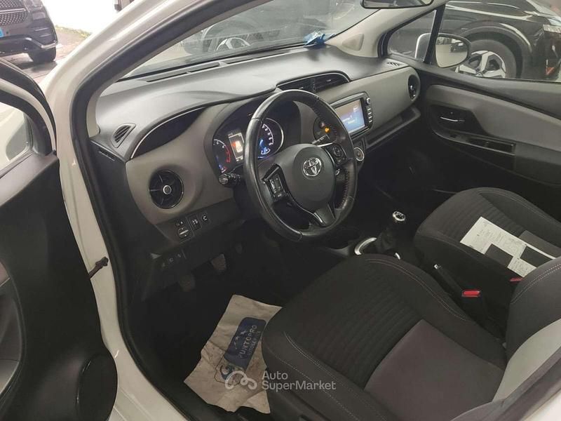 Usata Toyota Yaris Active 69 CV (50 kW) 2018 Bianco Berlina