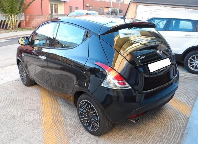 Begagnad Lancia Ypsilon Gold 69 HK (50 kW) 2023 Svart Halvkombi