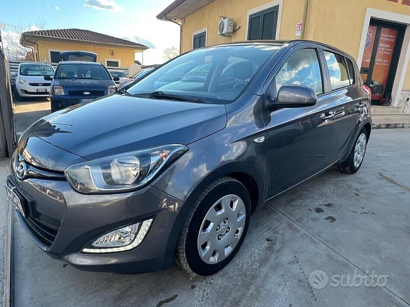 Grigio Usata 2013 Hyundai i20 Tre volumi | 4500 € (Buon prezzo) - Immagine 1/4